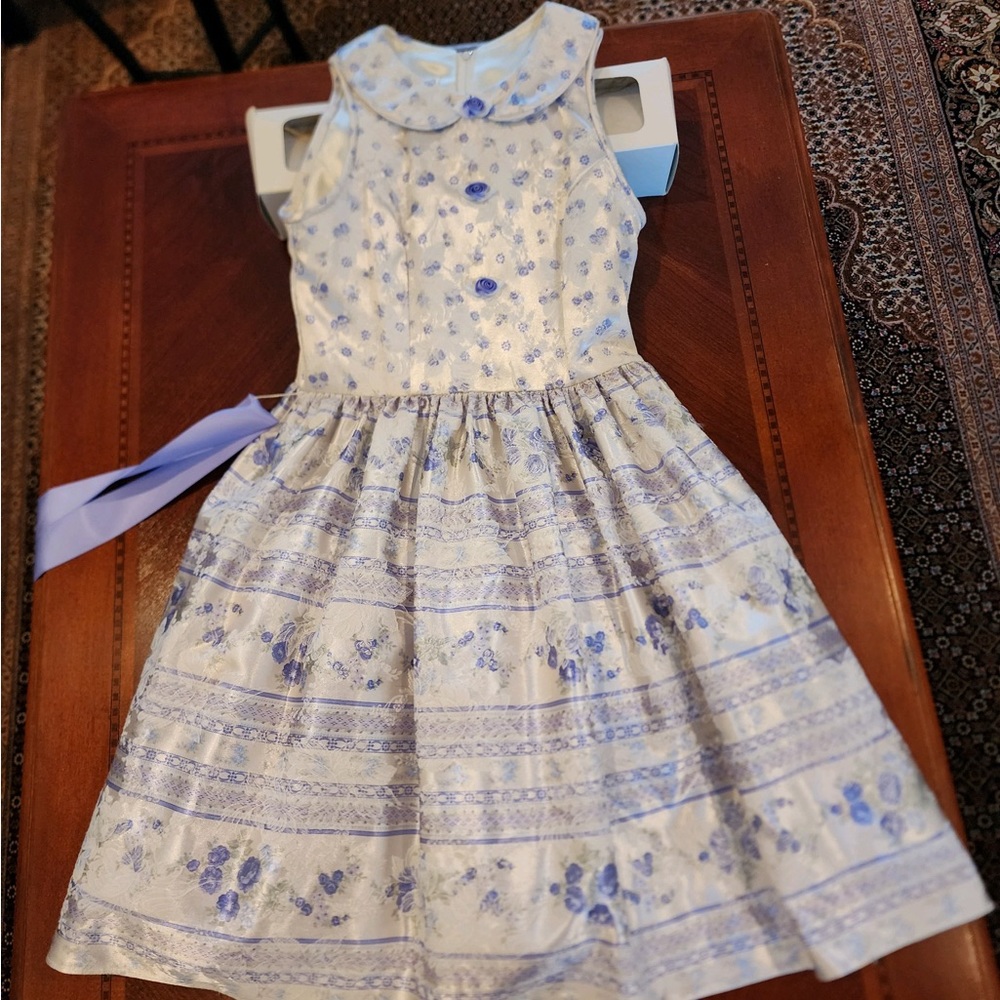 Jessica McClintock great condition, sewn in petticoat,  size 8.